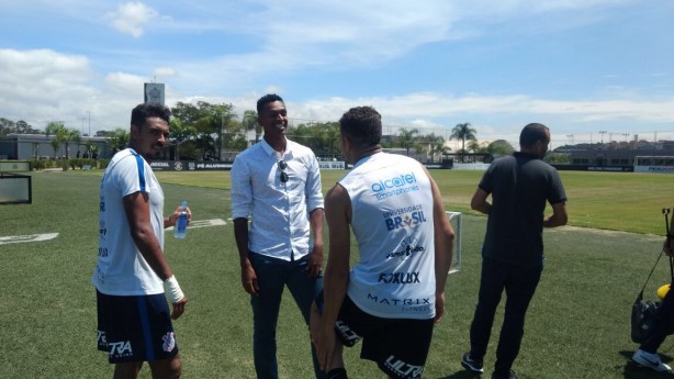 J se despedindo dos jogadores do Corinthians no CT, nesta sexta