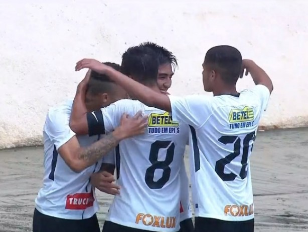 Jogadores do Timão celebram o segundo tento alvinegro, feito por Oya