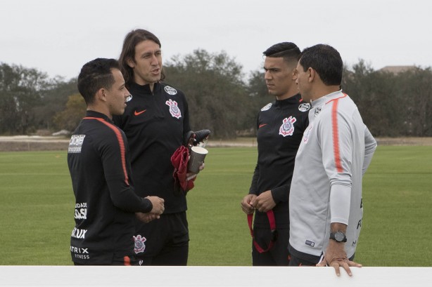 Cássio, Rodriguinho, Balbuena e Carille durante os trabalhos
