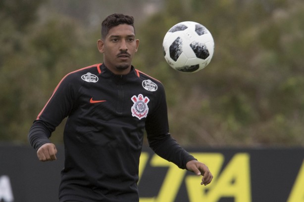 Lateral-direito Léo Príncipe, focado no treinamento do dia