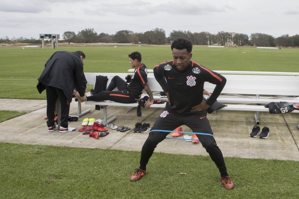 Lateral-esquerdo Moiss, que deve ser preterido por Capixaba, recm-chegado ao time