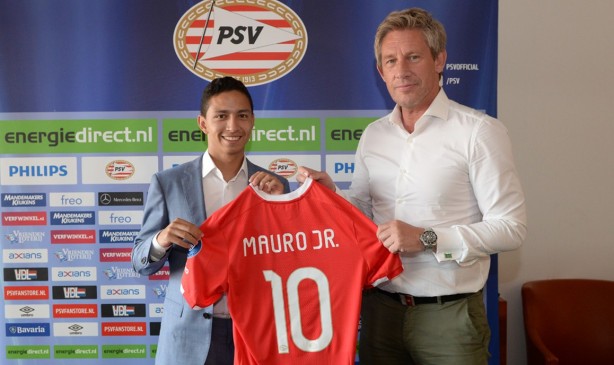 Mauro Júnior durante sua apresentação no PSV, em junho/17