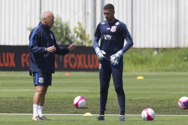 Goleiro ouve instrues de Mauri Lima, preparador de goleiros do clube