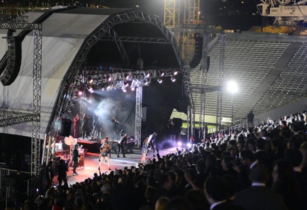 Ivete Sangalo na Arena Corinthians, de frente para o prédio Oeste