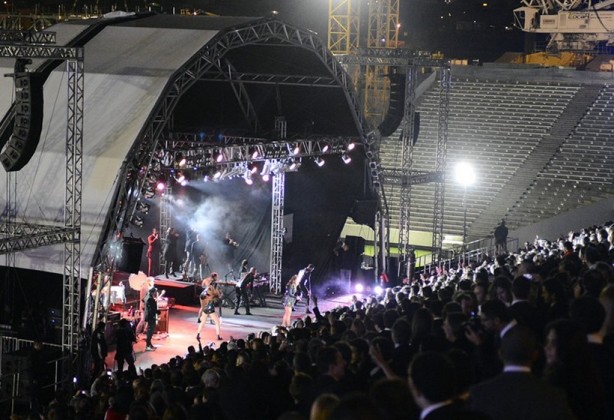 Ivete Sangalo na Arena Corinthians, de frente para o prdio Oeste