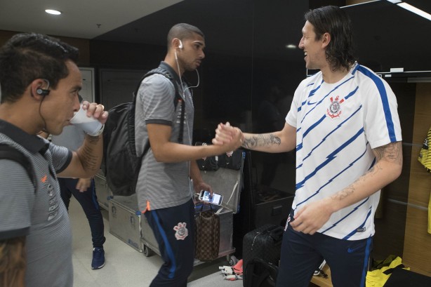 Presente e futuro: Cssio e Filipe se cumprimentam no vestirio da Arena