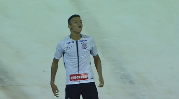 Rafael Bilu, camisa 11, celebra gol na Fonte Luminosa
