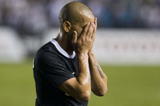 E a emoção pós-gol na Vila Belmiro na semi da Liberta-2012?