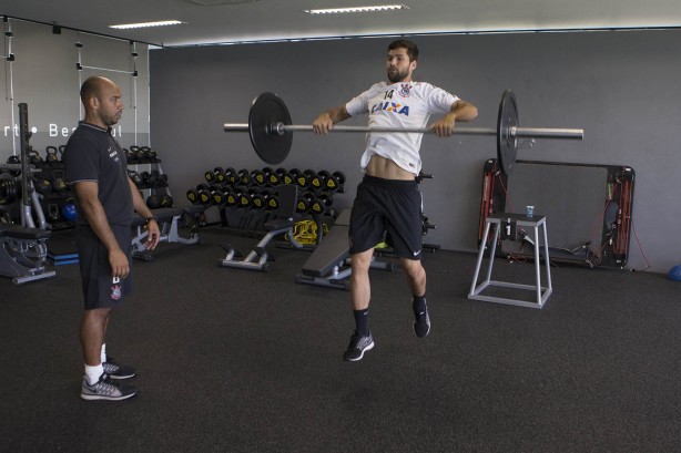 Felipe faz exerccio de musculao na academia do CT