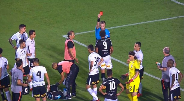 Raphael Claus mostra cartão vermelho a Felipe Cardoso, da Ponte Preta