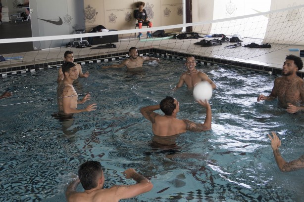 Jogadores tambm se reuniram na piscina 