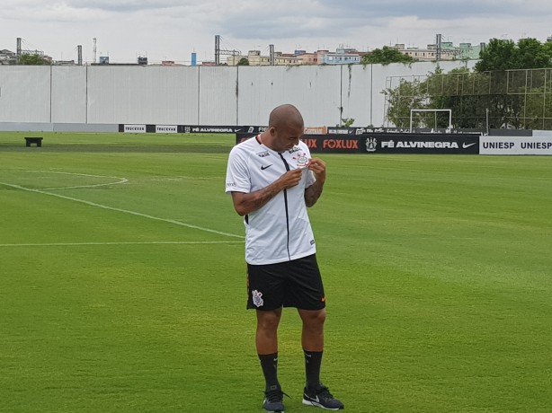 Emerson Sheik fez questão de beijar o escudo do Corinthians