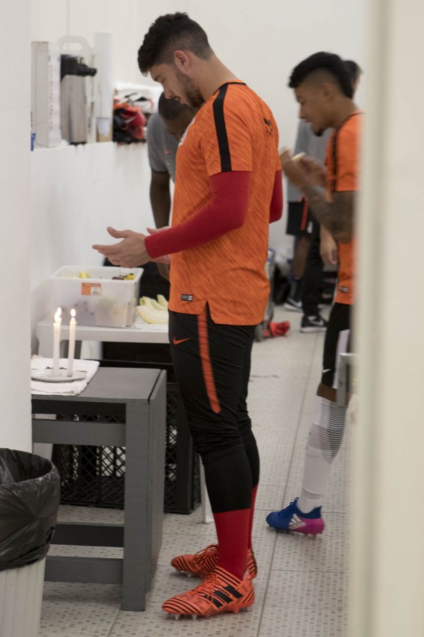 Caíque em momento de fé antes do jogo contra o São Caetano, pelo Paulistão