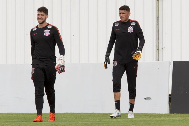 Caíque França e o goleiro do sub-15 Matheus Donelli no treino desta tarde no CT