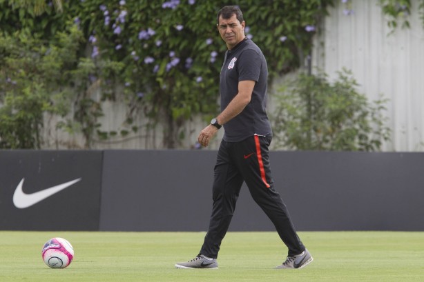 Carille comanda o treino de hoje no centro de treinamentos