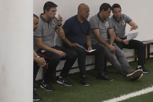 Comissão técnica no vestiário do Pacaembu antes do jogo contra o São Caetano, pelo Paulistão