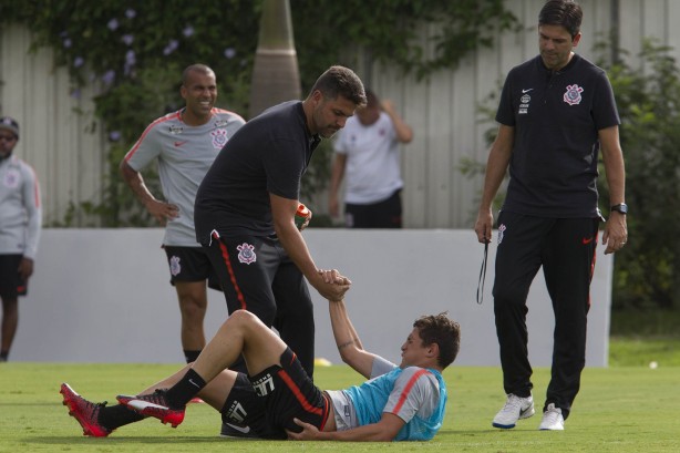 Doeu? Vital tem ajuda para se levantar durante o treino no CT