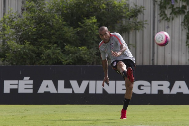 Emerson Sheik treina forte para entrar em forma logo e poder ser relacionado para os jogos