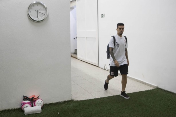 Fagner chegando ao vestiário do Pacaembu para jogo contra o São Caetano