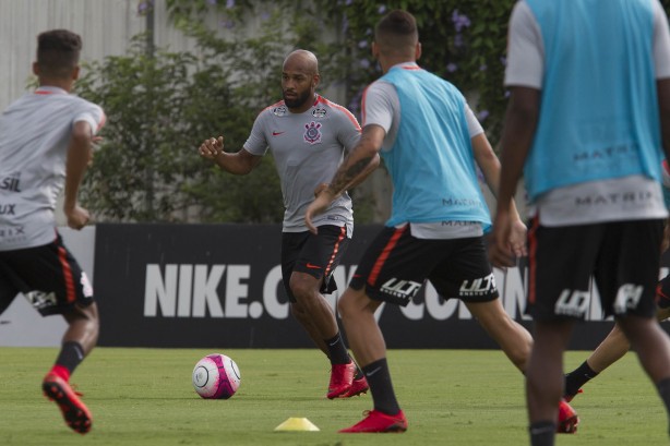 Fellipe Bastos treina, mas está fora dos planos de Carille para a temporada 2018