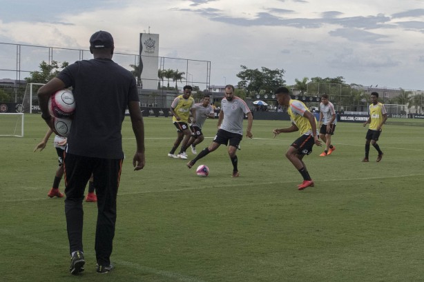 Jogadores reservas foram para o gramado na tarde desta segunda-feira