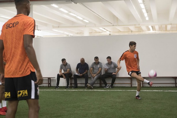 Jogadores se aquecem antes do jogo contra o São Caetano, no Pacaembu