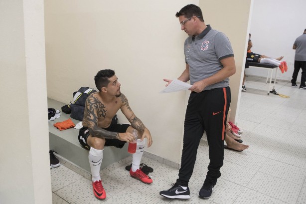 Loss e Fagner conversando antes do jogo contra o São Caetano, no Pacaembu, pelo Paulsitão
