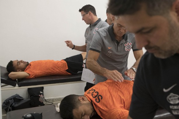 Loss fala com Gabriel antes do jogo contra o São Caetano, pelo Paulistão, no Pacaembu
