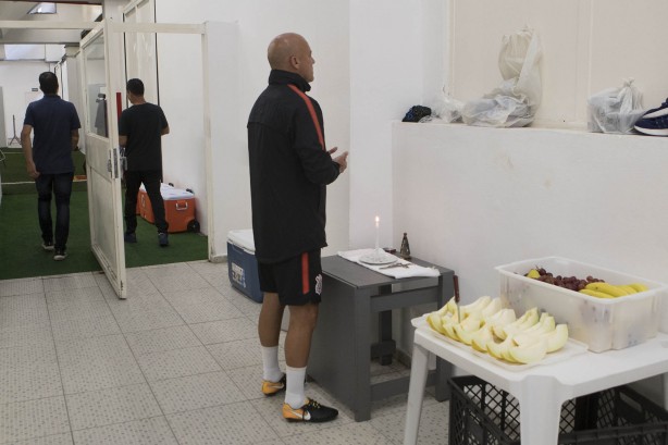 Momento de fé do preparador de goleiros Mauri, no estádio Pacaembu