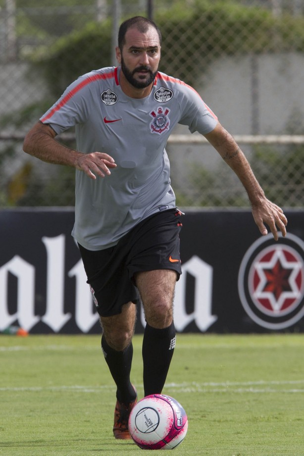 O meia Danilo treinando no CT Dr Joaquim Grava