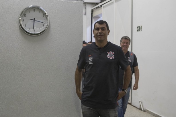 O treinador Fábio Carille adentra ao vestiário do Pacaembu para jogo com o São Caetano