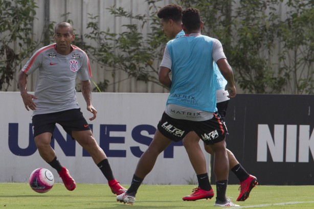 Olha ele aí! Emerson Sheik treina no CT Joaquim Grava