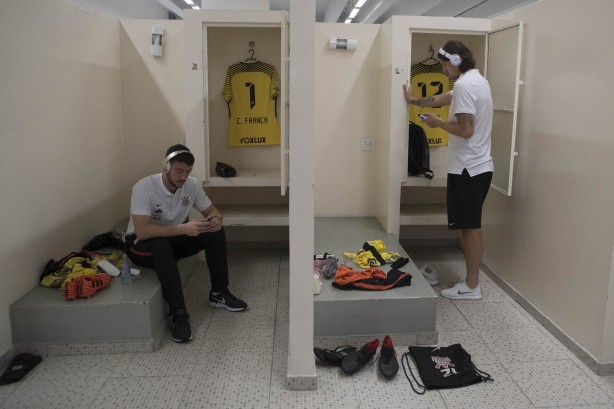 Os goleiros Caíque França e Cássio no vestiário do Pacaembu antes do jogo contra o São Caetano