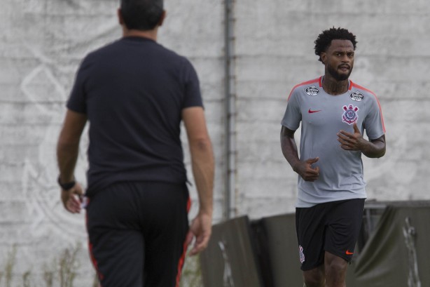 Renê Junior corre durante o treino no CT