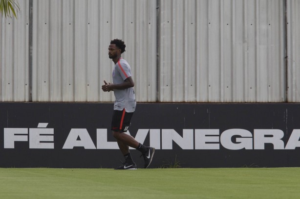 Renê Junior corre em volta do campo nesta tarde de segunda-feira no CT