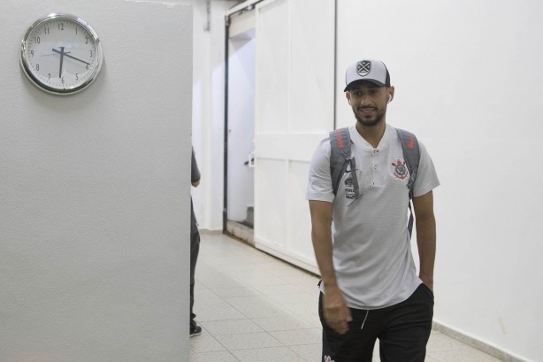 Rodriguinho, Jadson e Pedrinho chegando ao vestiário no Pacaembu para jogo contra o São Caetano