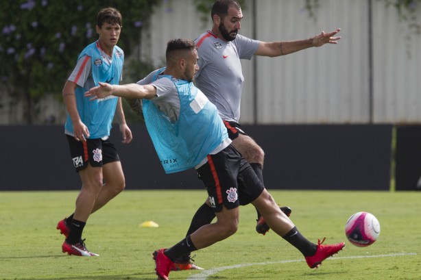 Vital, Maycon e Danilo treinaram na tarde desta segunda-feira no parque ecológico