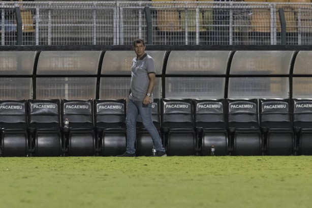 Fábio Carille observa a virada corinthiana sobre a Ferroviária do banco de reservas do Pacembu
