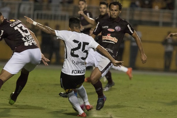 Foi um belo gol do atacante Clayson, contra a Ferroviária
