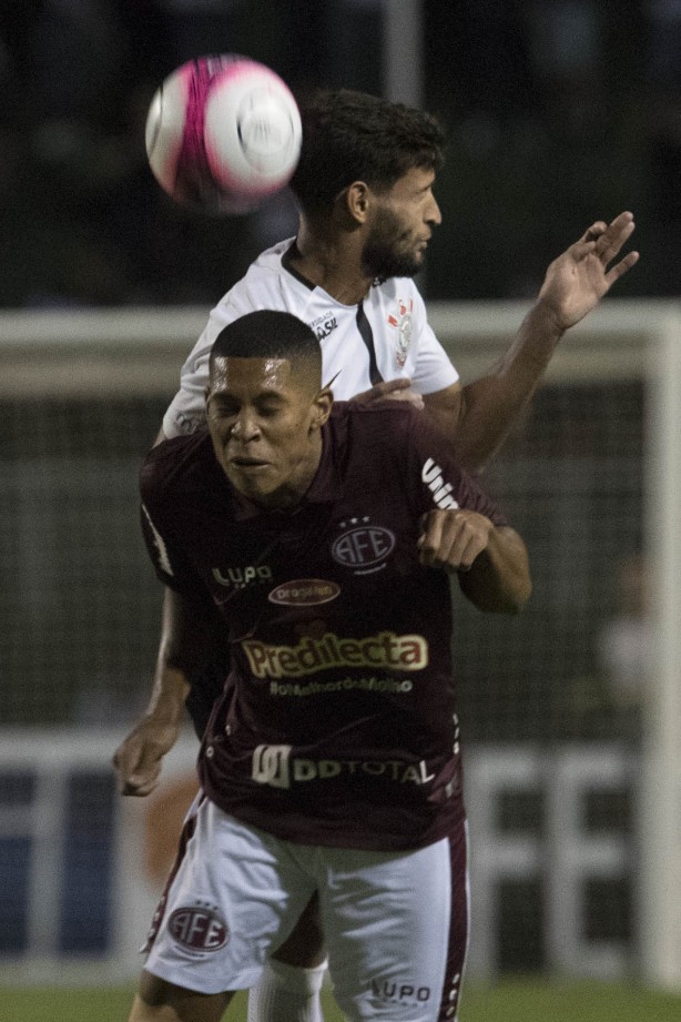 Juninho Capixaba durante partida contra a Ferroviária, pelo Paulistão