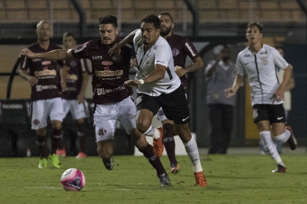 Junior Dutra caçado em campo contra a Ferroviária
