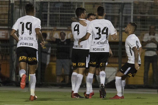 O zagueiro Balbuena cabeceou pros fundos da rede o gol de empate contra a Ferroviária