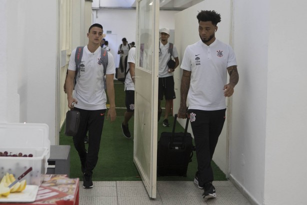 Mantuan e Kazim chegando ao vestiário do Pacaembu para enfrentar a Ferroviária