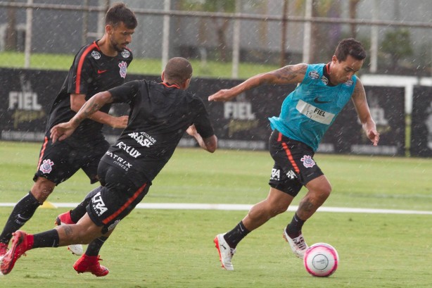 Sob chuva, Corinthians treina para encarar a Ferroviária