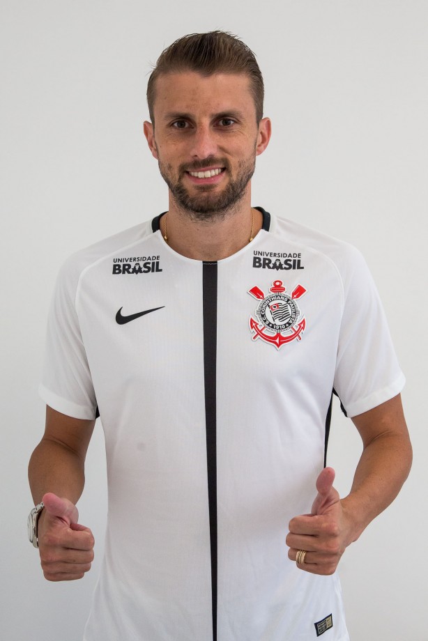 Já trajado com o uniforme corinthiano, Henrique agora é oficialmente zagueiro do Timão