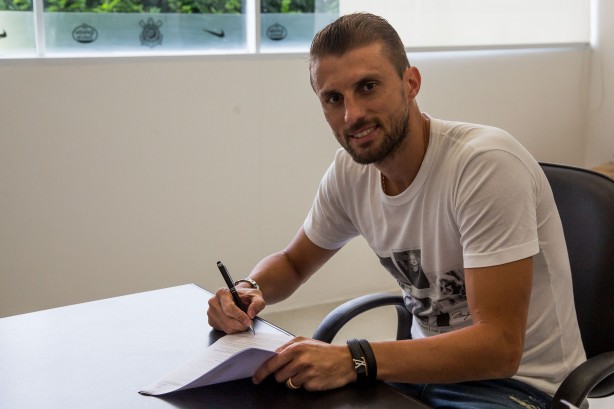 O zagueiro Henrique enfim assinou contrato com o Timão