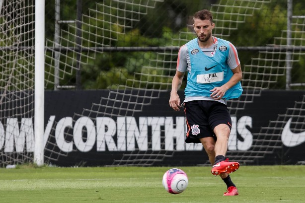 O zagueiro Henrique faz seu primeiro treino junto ao elenco corinthiano