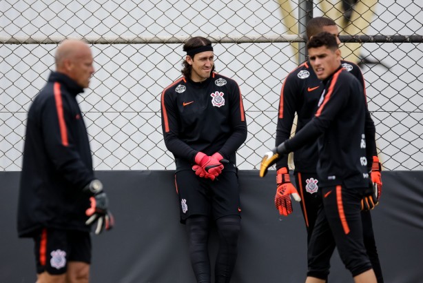 Os goleiros do Corinthians se preparam para o Majestoso deste sábado