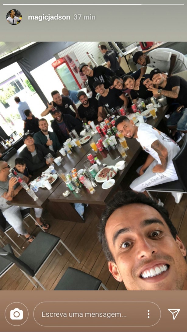 Atletas do Corinthians tiraram selfie durante churrasco no CT