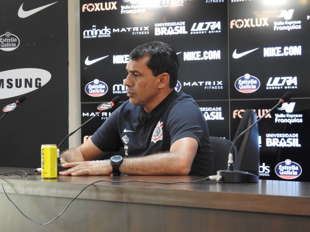 Carille concede entrevista coletiva no CT do Corinthians